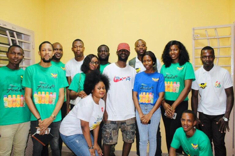 Lire la suite à propos de l’article Ambah Trading soutient la jeunesse et la culture avec l’artiste AMAZA